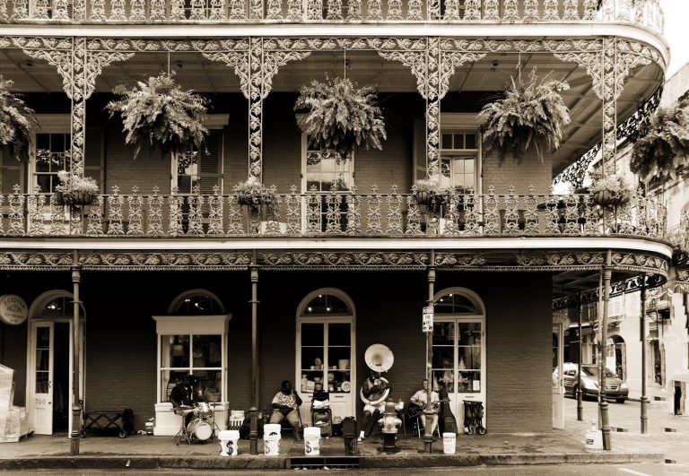 Maison typique du quartier français (Vieux Carré) de la Nouvelle-Orléans avec balcons en fer forgé et groupe de musiciens de jazz