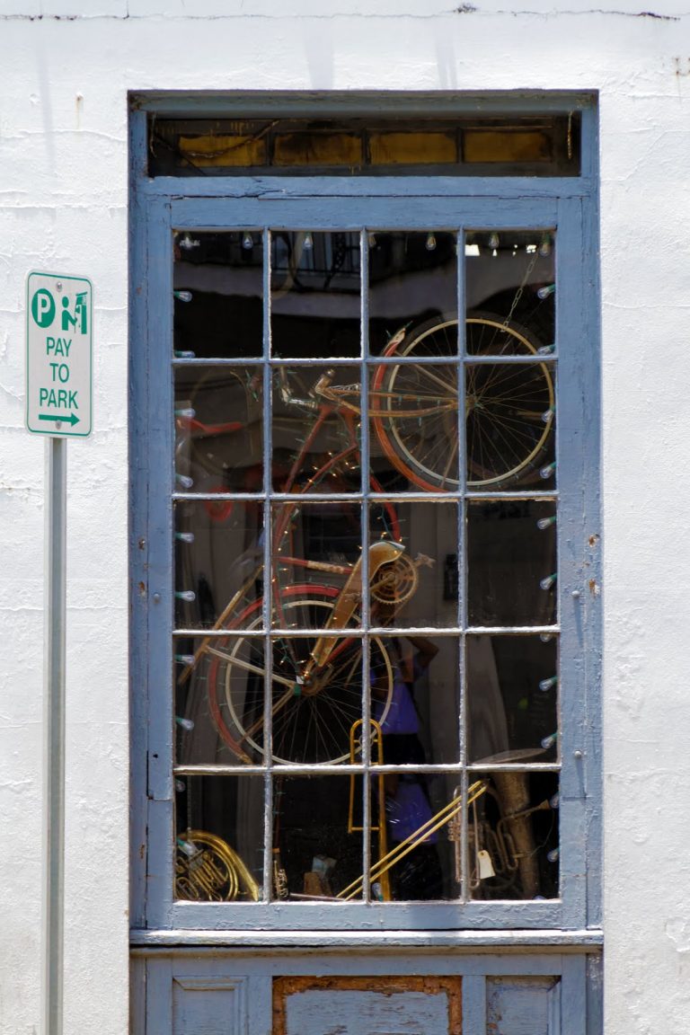 Boutique de la Nouvelle-Orléans avec vélo et cor