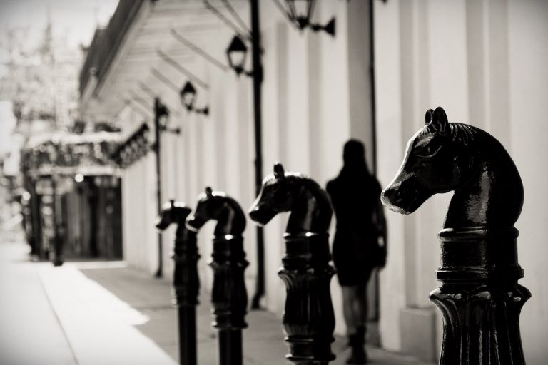 Têtes de chevaux métalliques dans une rue à la Nouvelle-Orléans