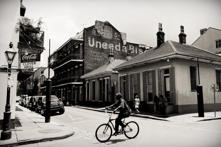 Carrefour à la Nouvelle-Orléans avec cycliste