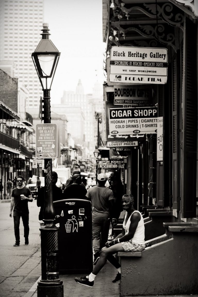 Rue de la Nouvelle-Orléans avec passants