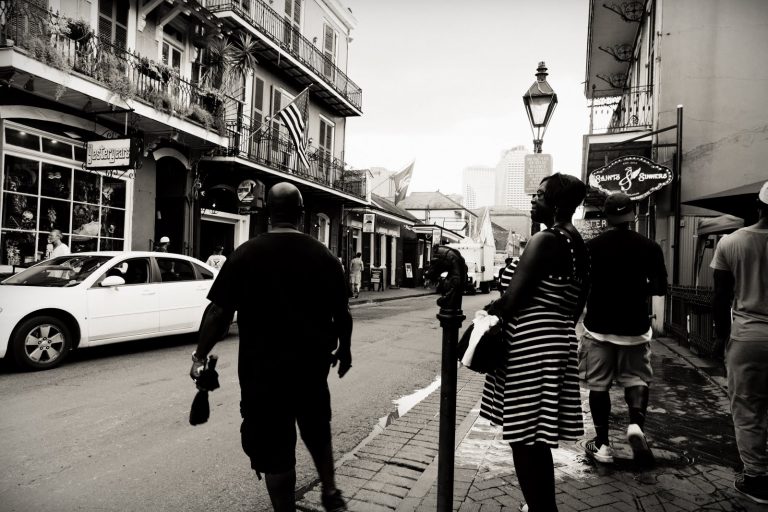 Rue de la Nouvelle-Orléans avec passants et tête de cheval