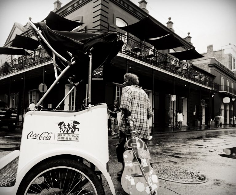 Musicien pauvre dans la rue à la Nouvelle-Orléans