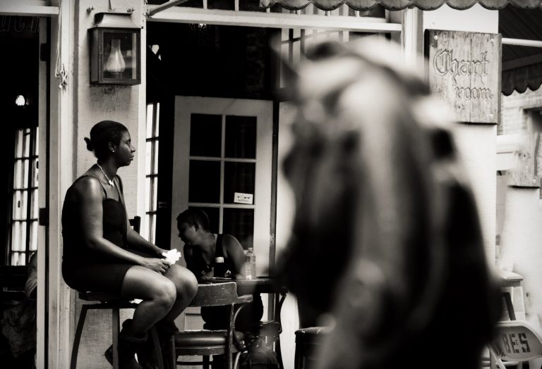 Femme attendant dans la rue et silhouette de cheval ç la Nouvelle-Orléans