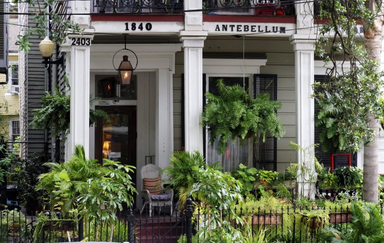 Véranda de belle maison ancienne à la Nouvelle-Orléans avec inscription : Antebellum (période ayant précédé la guerre de Sécession)