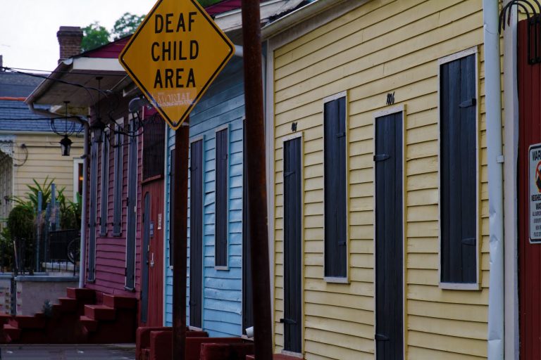 Rue de la Nouvelle-Orléans avec panneau indiquant ; zone enfants sourds