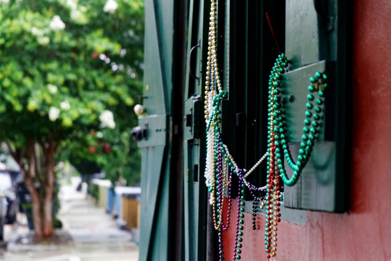 Colliers de perles multicolores typiques de la Nouvelle-Orléans sur l'appui d'une fenêtre