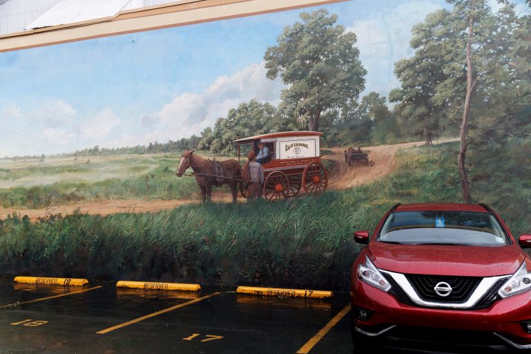 Street art à la Nouvelle-Orléans et voiture rouge