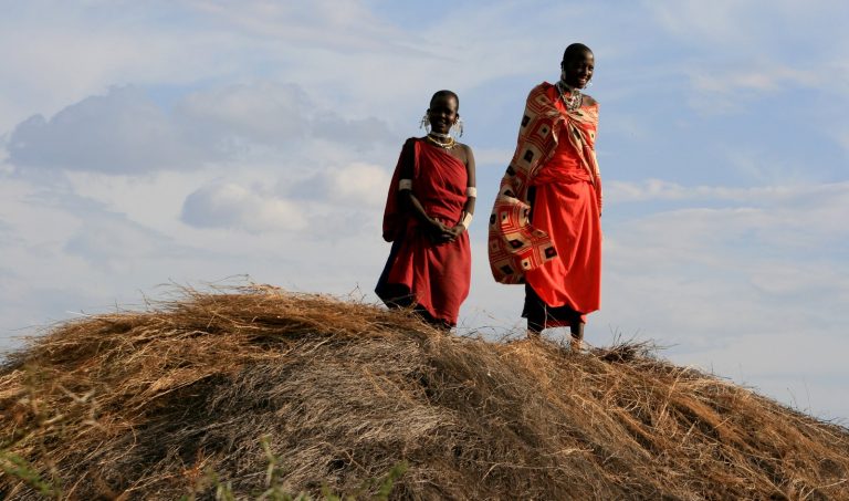 Femmes sur meule de paille Tanzanie