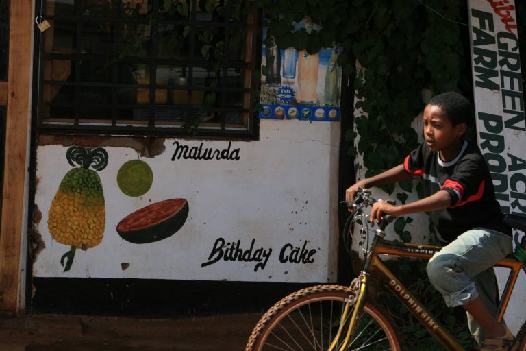 Enfant à vélo Tanzanie