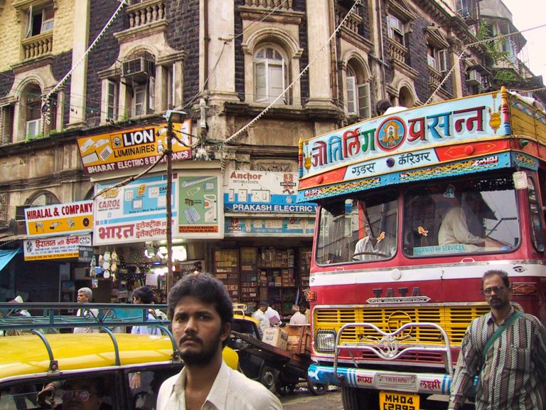 Trafic dans une rue de Bombay