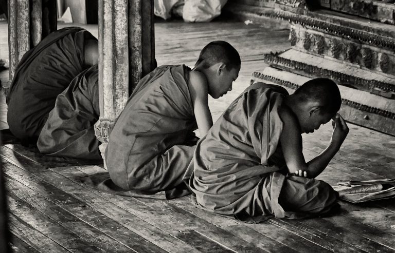 Jeunes moines en étude dans un monastère (Lac Inle, Birmanie)
