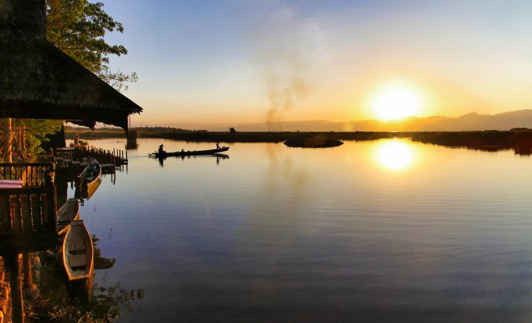 Coucher de soleil au bord du la Inle (Birmanie)