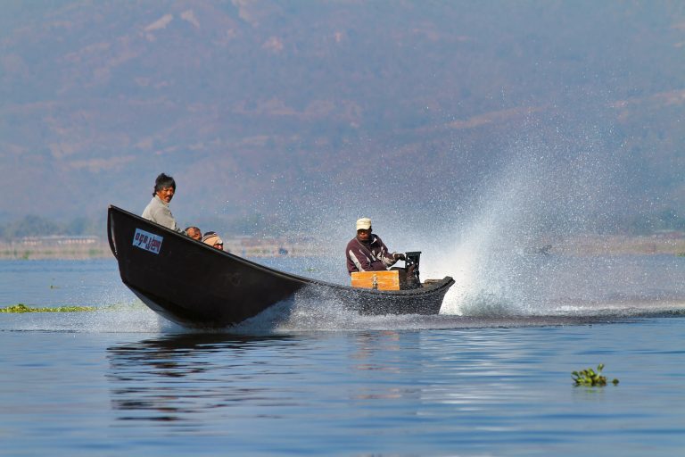 Canot rapide sur le Lac Inle (Birmanie)