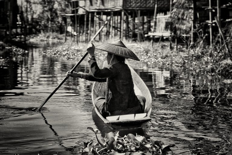 Femme birmane dirigeant son canoë (Lac Inle, Birmanie)
