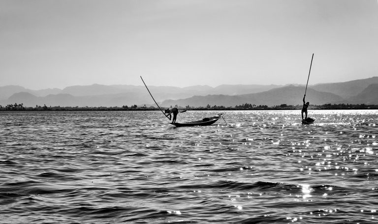 Pêcheurs frappant la surface du Lac Inle (Birmanie)