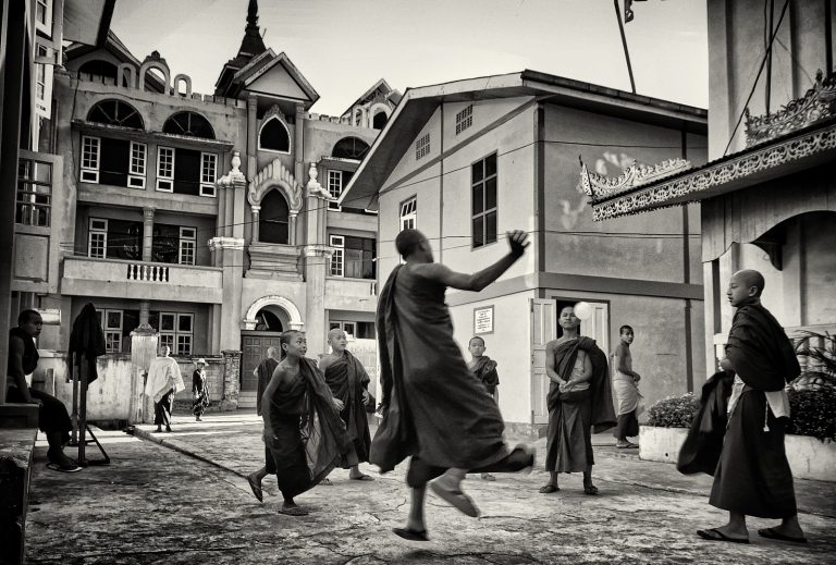 Jeunes moines jouant au pied avec une balle de rotin tressé (Sepak takraw), Lac Inle, Birmanie