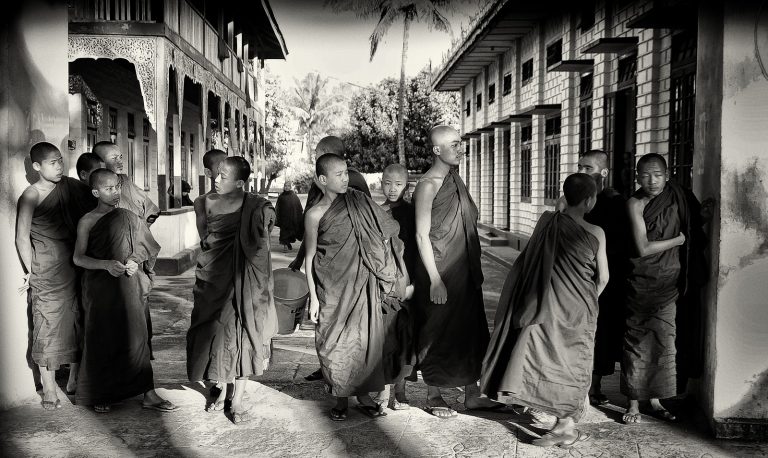 Groupe de jeunes moines à l'entrée du monastère (Lac Inle, Birmanie)