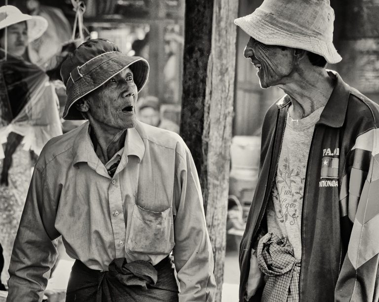 Paysans plaisantant au marché au bord du lac Inle (Birmanie)