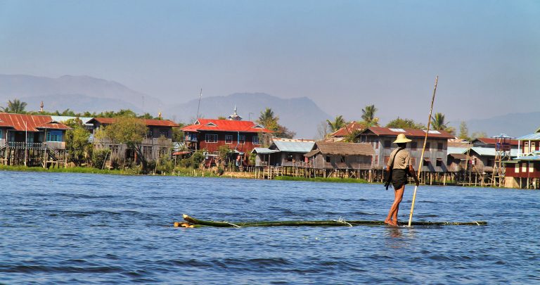 Lac Inle (Birmanie) : homme sur un radeau de bambous