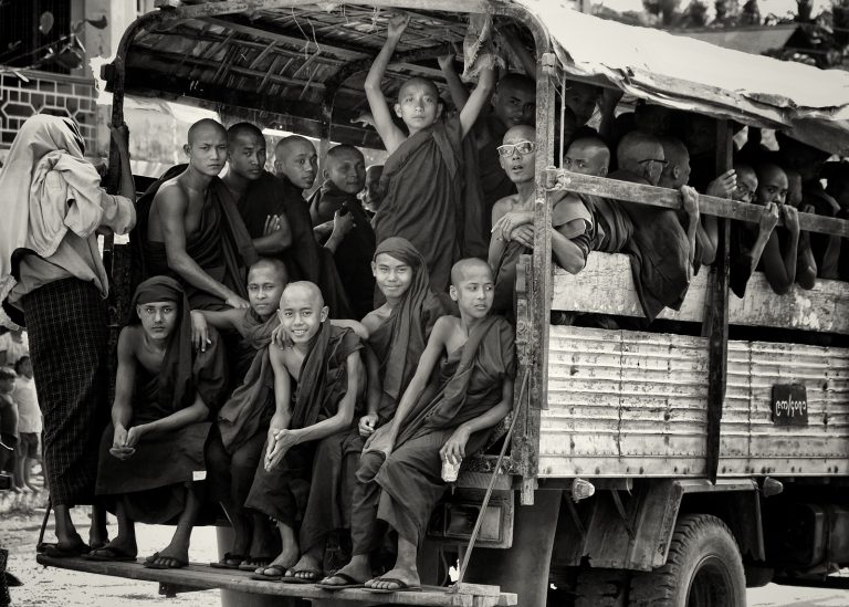Jeunes moines se rendant en camion à la fête de Sittwe (Birmanie)