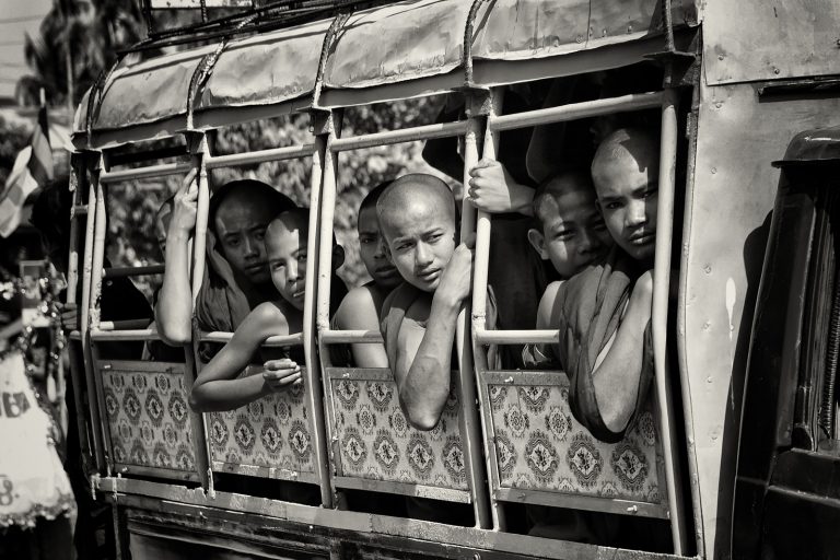 Moines Birmans se rendant à la fête en camion bâché (Sittwe)