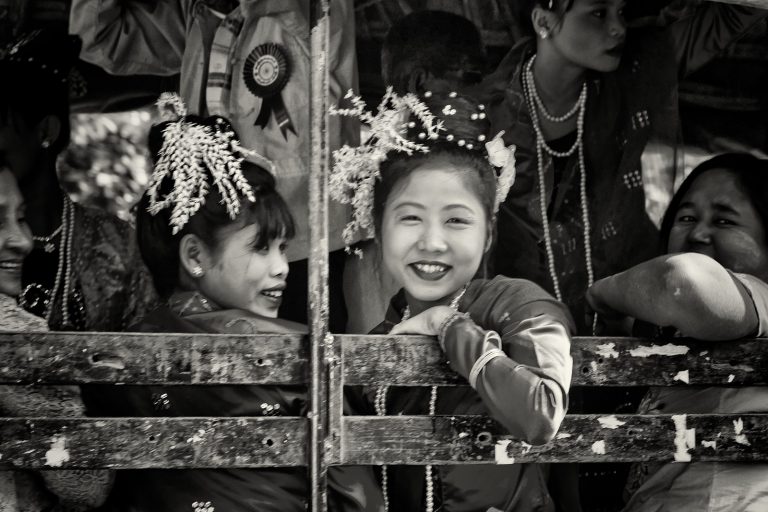Jeunes femmes souriantes se rendant à la fête, Sittwe, Birmanie