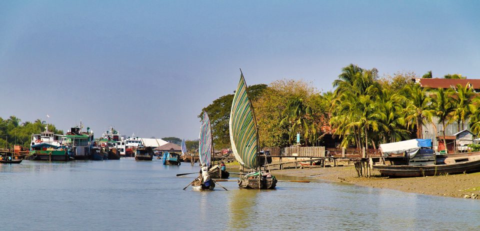 Bateau à voile de transport naviguant à Sittwe (Birmanie) en direction de la mer