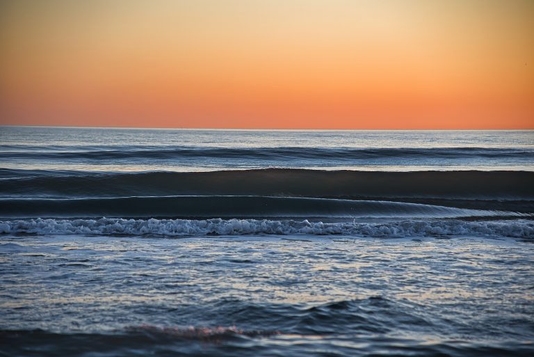 Vague en Méditerranée au coucher du soleil