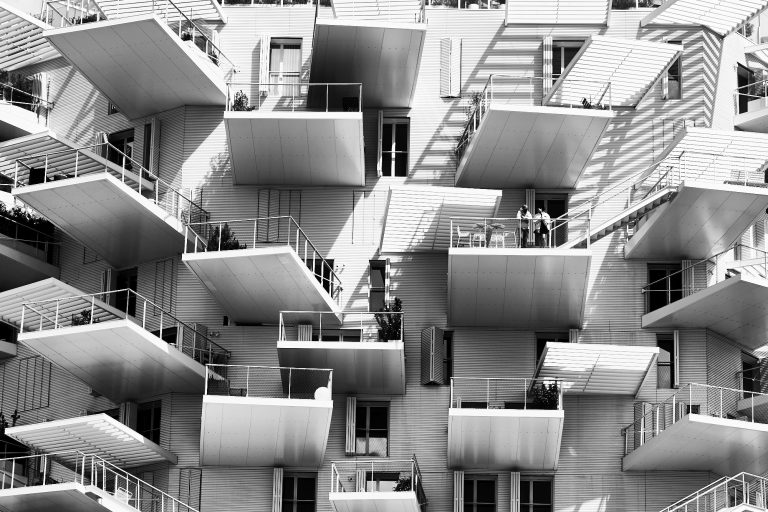 Gros plan de la façade de l'Arbre blanc, Montpellier en noir et blanc