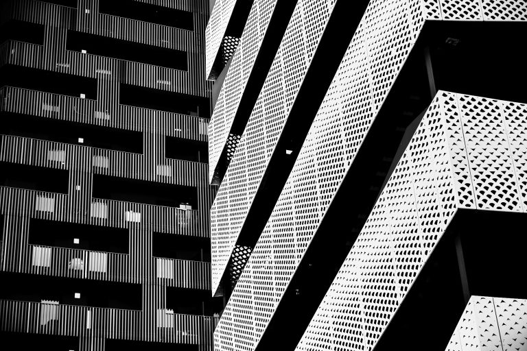 Perspective architecturale géométrique en noir et blanc