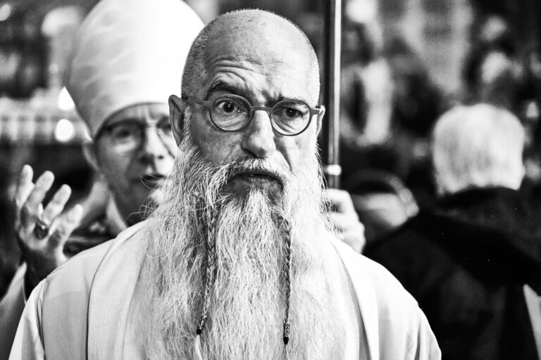 Prêtre barbu entrant dans l'église pour la messe