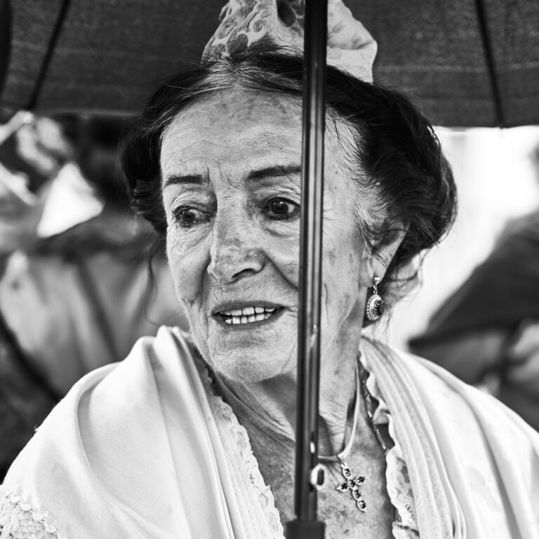 Arlésienne participant à la fête des Stes Maries de la Mer