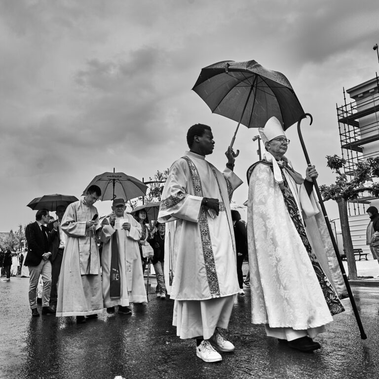Évêque et prêtre Participant à la procession des Stes Maries de la Mer après la messe commémorative