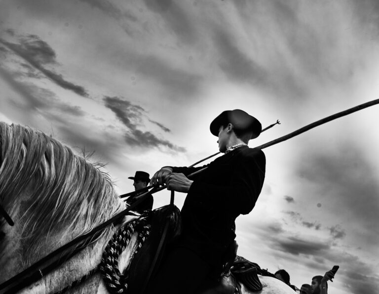 Gardians durant la procession des Stes Maries de la Mer après la messe commémorative