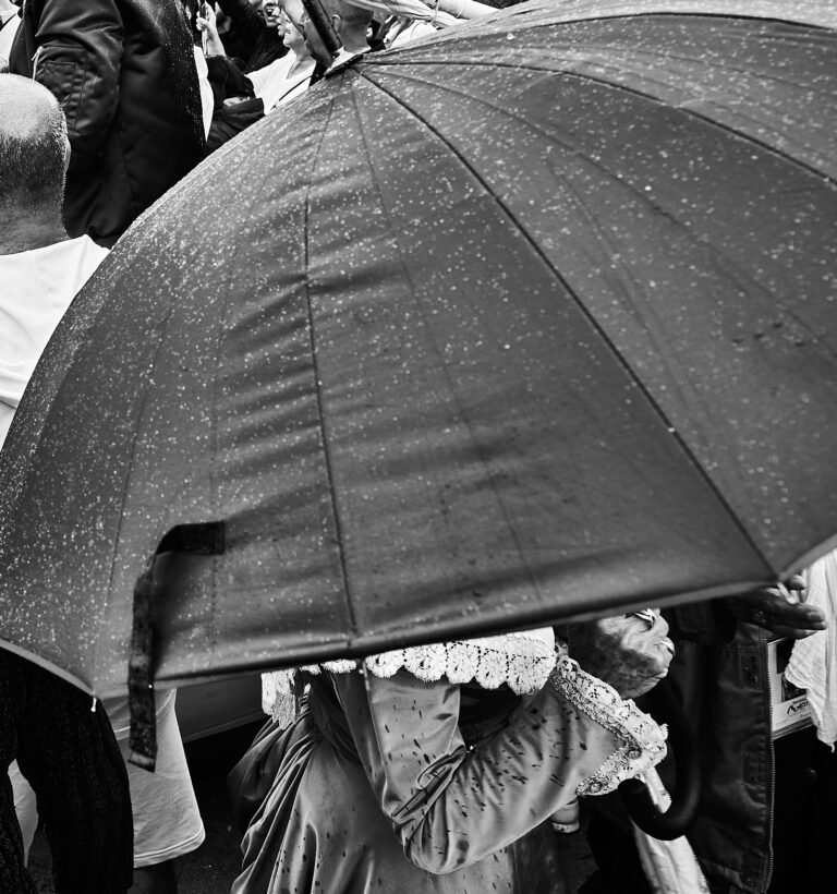 Arlésienne participant à la fête des Stes Maries de la Mer