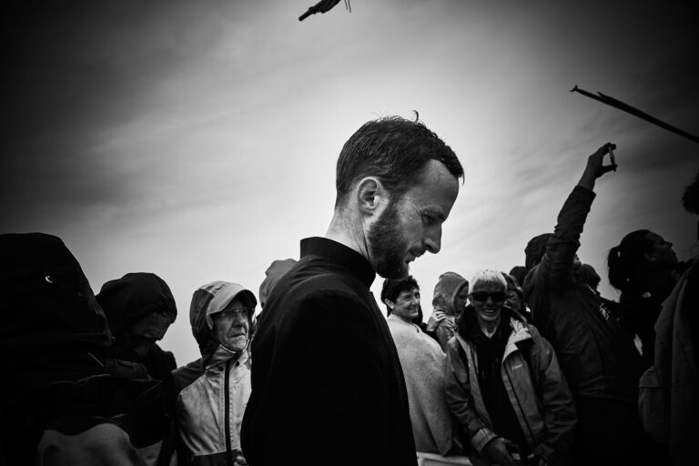 Prêtre participant à la Procession emmenant les Stes Maries de la Mer jusqu'à la mer après la messe commémorative