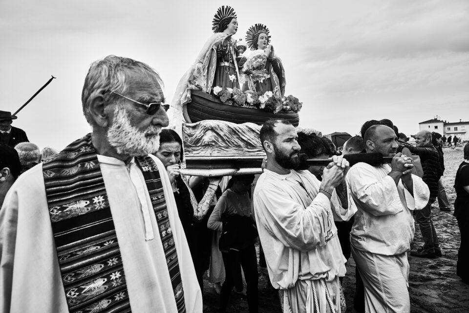 Prêtre participant à la Procession emmenant les Stes Maries de la Mer jusqu'à la mer après la messe commémorative