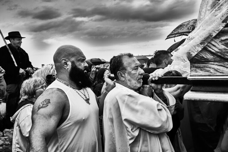 Participant à la procession des Stes Maries de la Mer après la messe commémorative portant les statues des Saintes