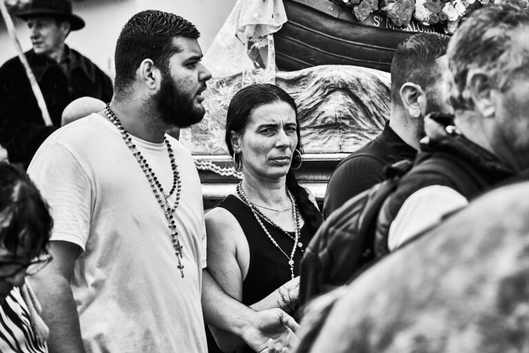 Participant à la procession des Stes Maries de la Mer après la messe commémorative portant les statues des Saintes