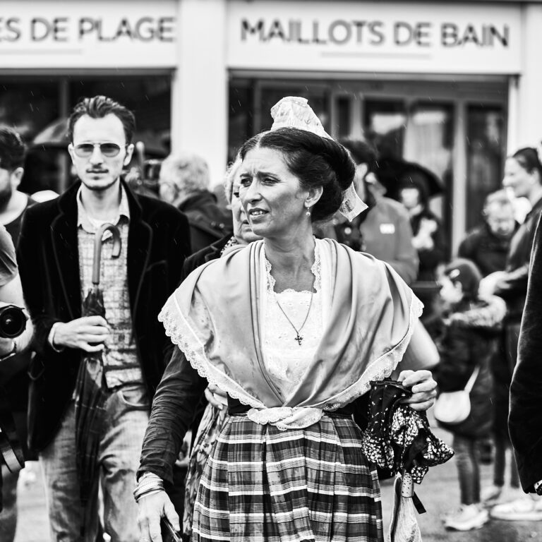 Arlésienne participant à la fête des Stes Maries de la Mer