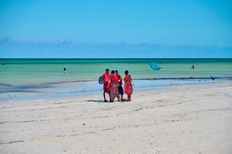 Massaïs sur la plage à Zanzibar Jambiani