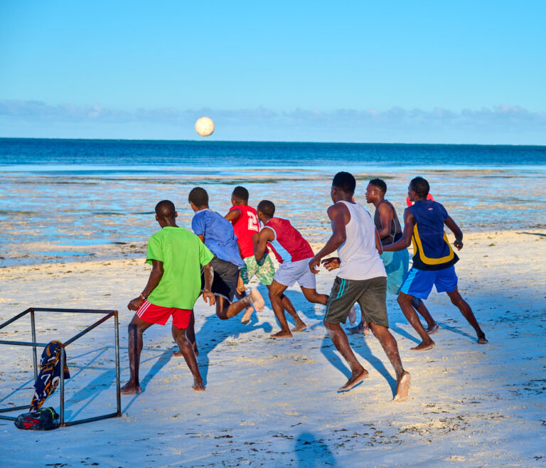 Football sur la plage à Zanzibar Jambiani