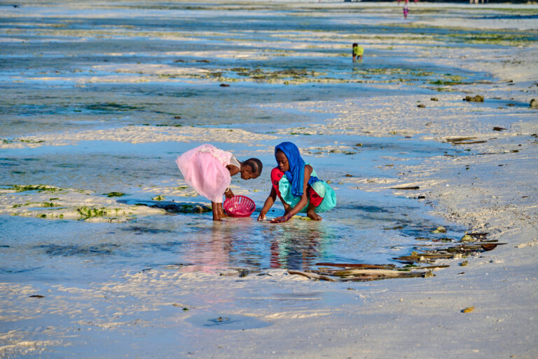 Enfants sur la plage à Zanzibar Jambiani