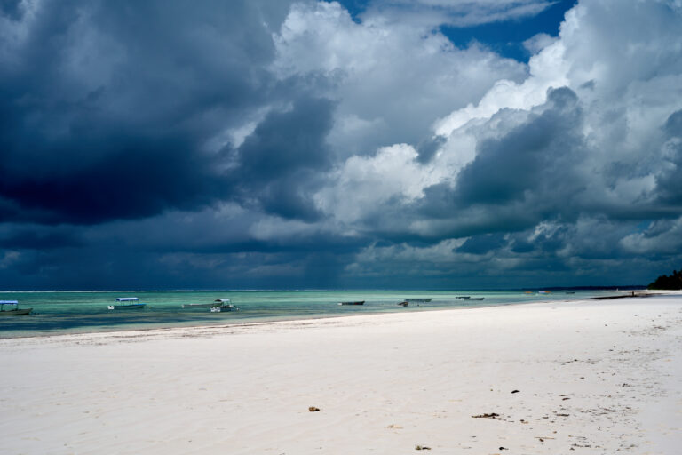 Ciel d'orage sur la plage à Zanzibar Matemwe