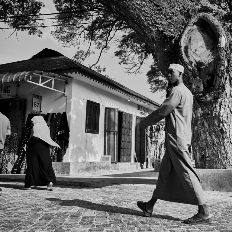 Zanzibari marchant fièrement