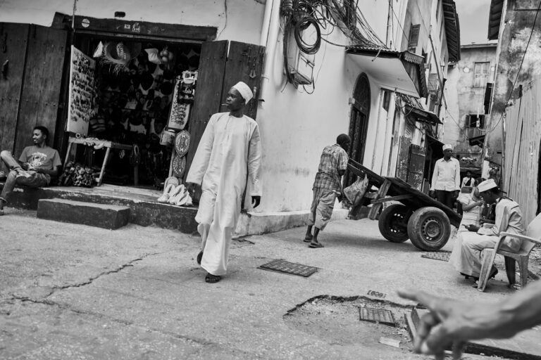 Homme en blanc, rue de Stonetown à Zanzibar