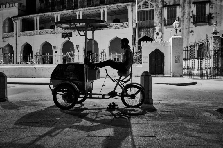 Marchand de glace la nuit, promenade de bord de mer (Mizingani Rd) de Stonetown à Zanzibar