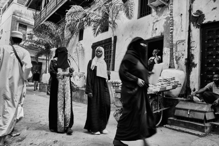 Trois femmes dans une rue de Stonetown à Zanzibar
