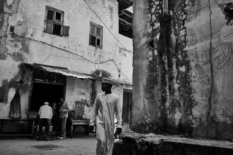 Jeune homme de profil dans une rue de Stonetown à Zanzibar